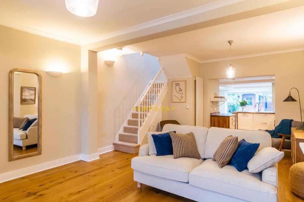 Stylish 3 Bed Cottage, Walk 2 Sights & High St