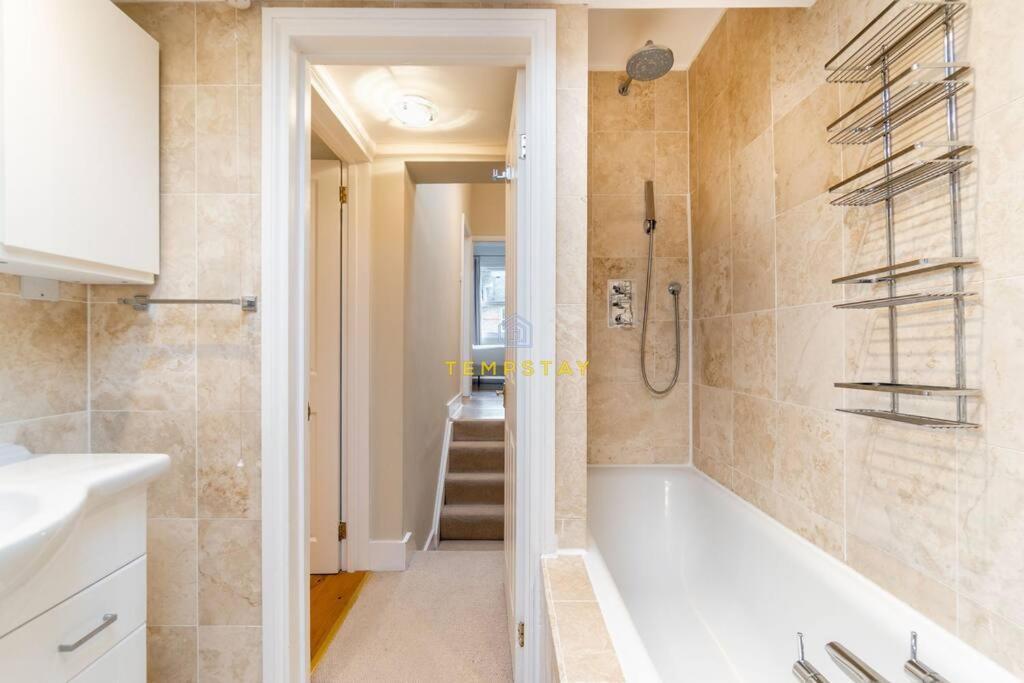 Holiday home Stylish 3 Bed Cottage, Walk 2 Sights & High St