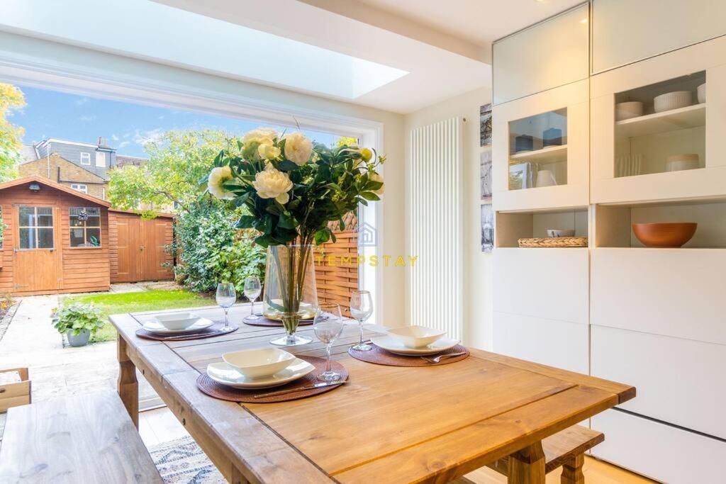 Stylish 3 Bed Cottage, Walk 2 Sights & High St Holiday home *