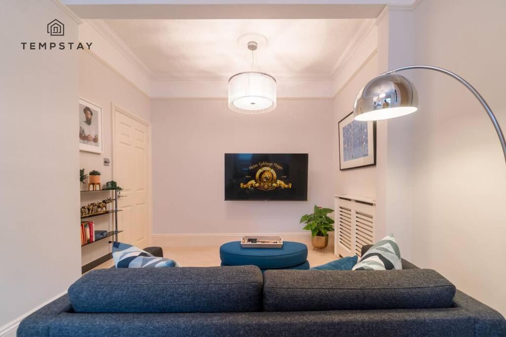 5 Min To Castle & Shops - Charming Character Apartment