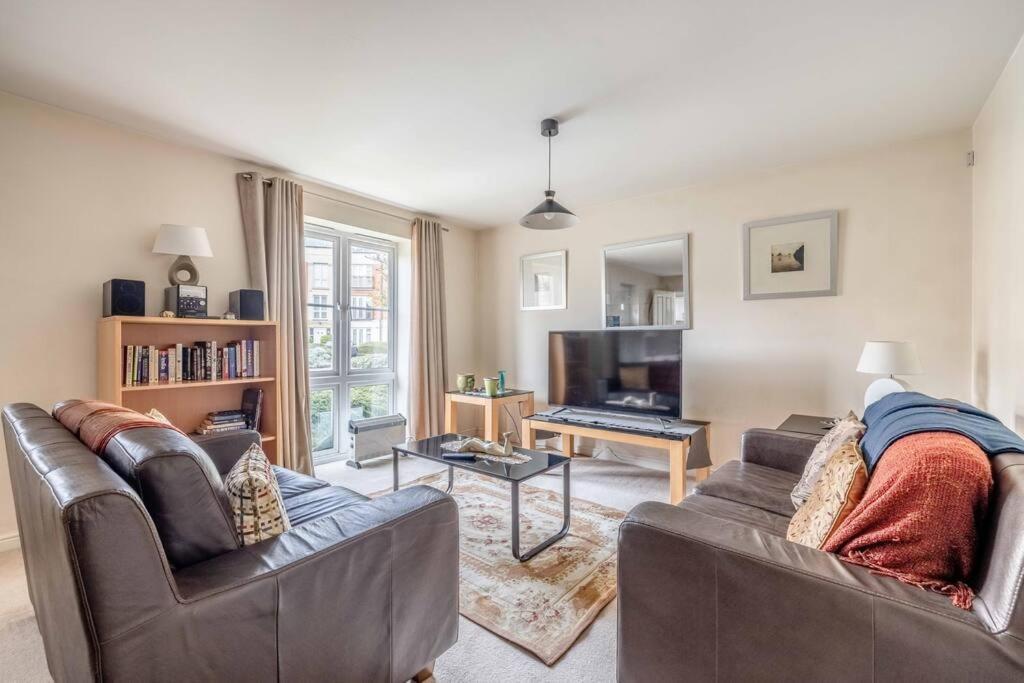 Cosy 2 Bed 2 Bath Central & Parking Apartment