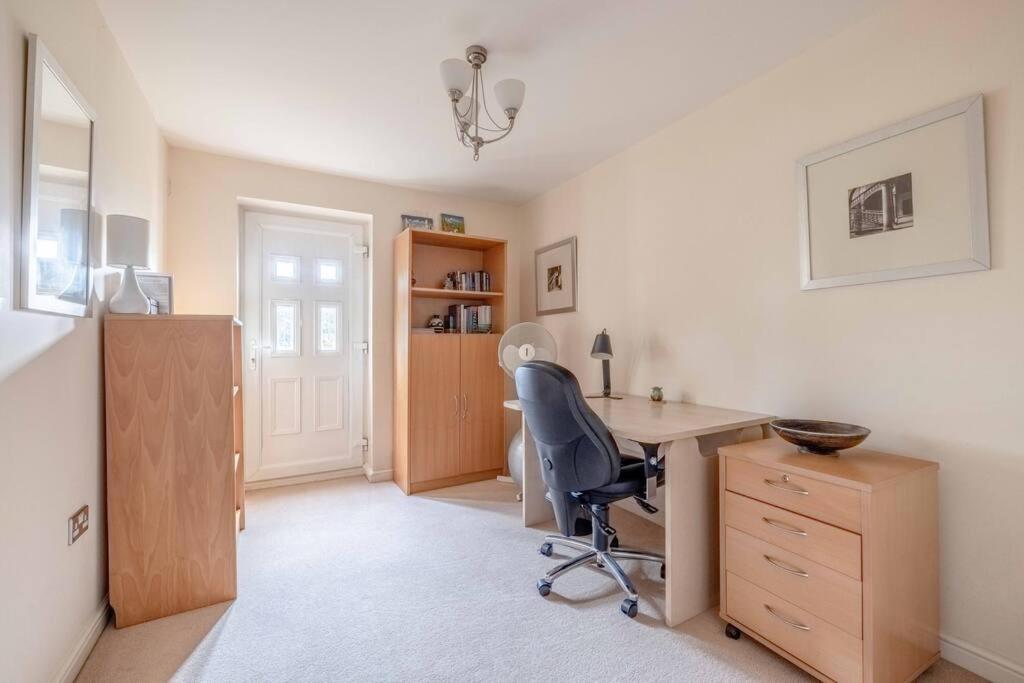 Cosy 2 Bed 2 Bath Central & Parking * Windsor