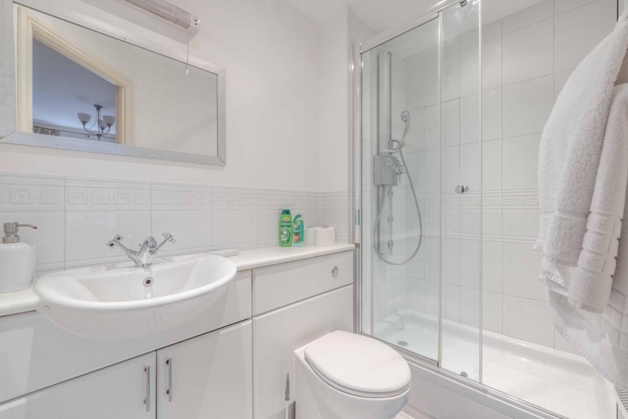 Cosy 2 Bed 2 Bath Central & Parking Apartment *