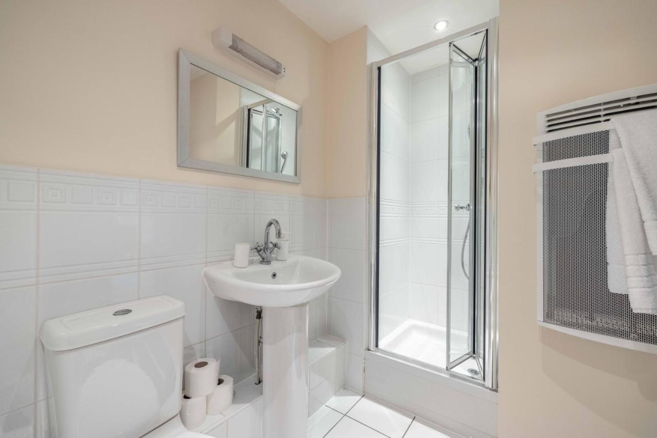 Cosy 2 Bed 2 Bath Central & Parking Windsor