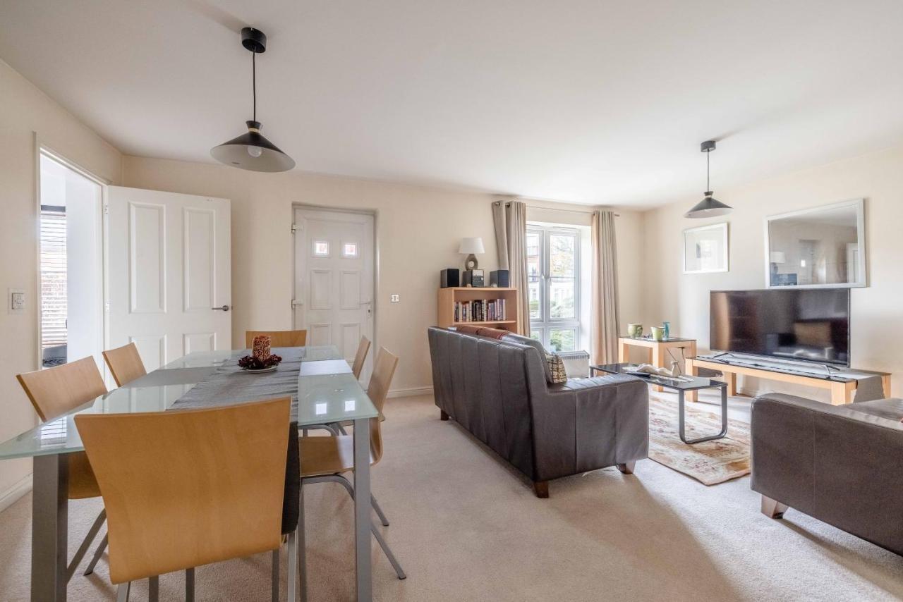 Cosy 2 Bed 2 Bath Central & Parking *