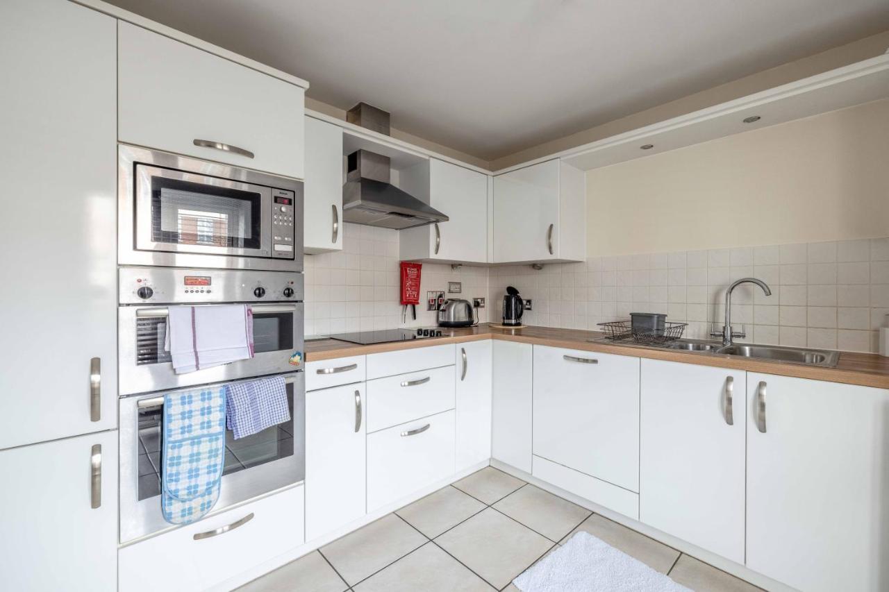 Cosy 2 Bed 2 Bath Central & Parking