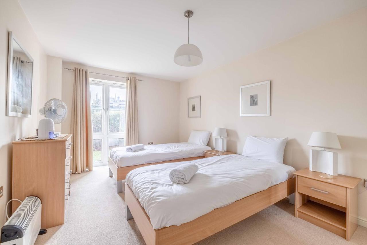 Cosy 2 Bed 2 Bath Central & Parking Apartment Windsor
