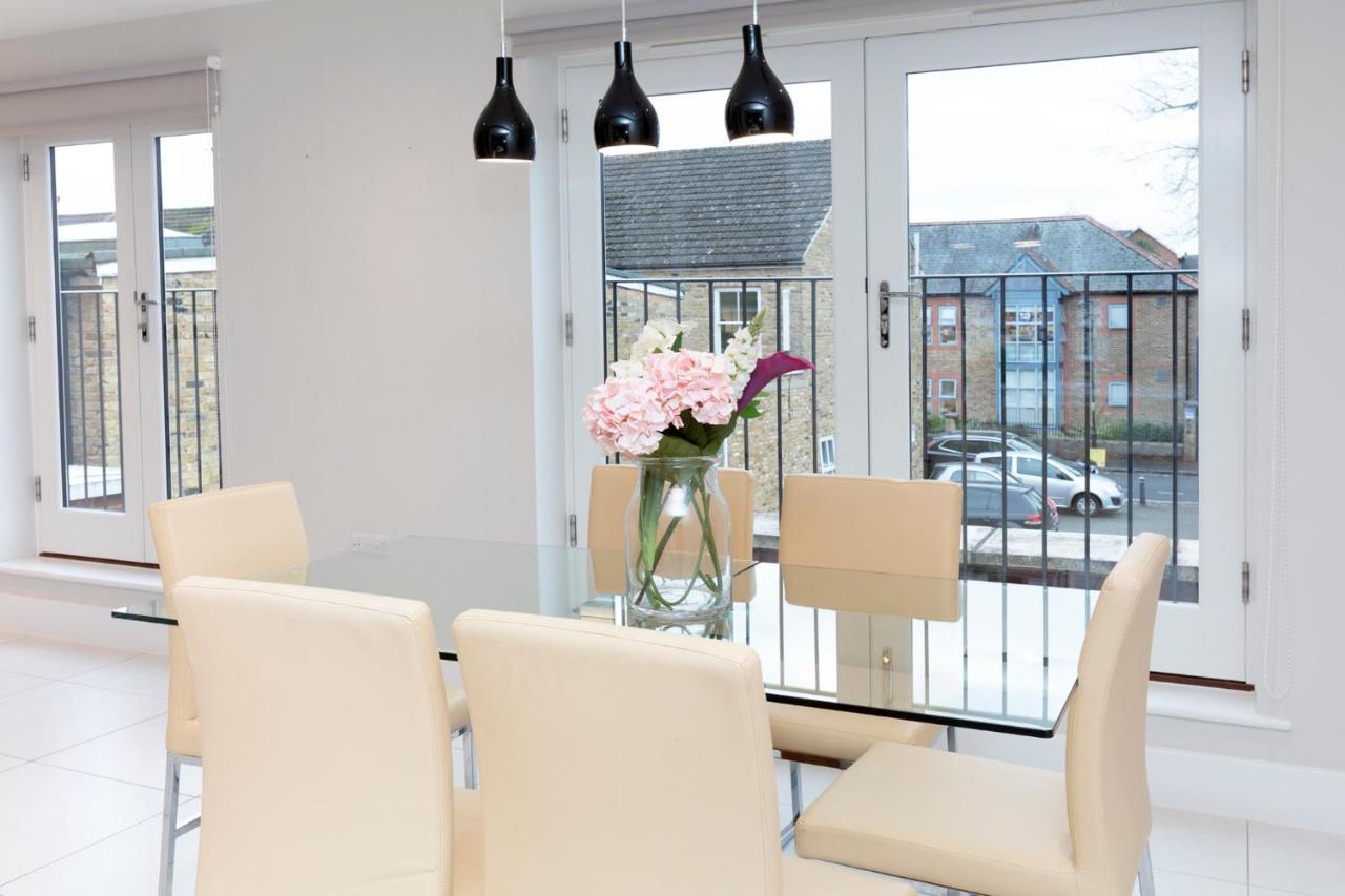 Stunning Town House With Parking *
