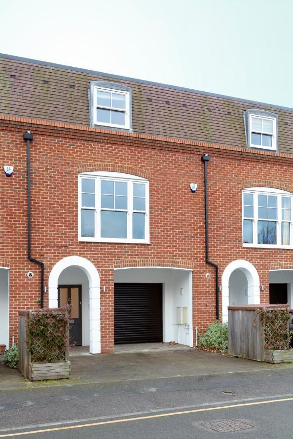 Stunning Town House With Parking Holiday home *