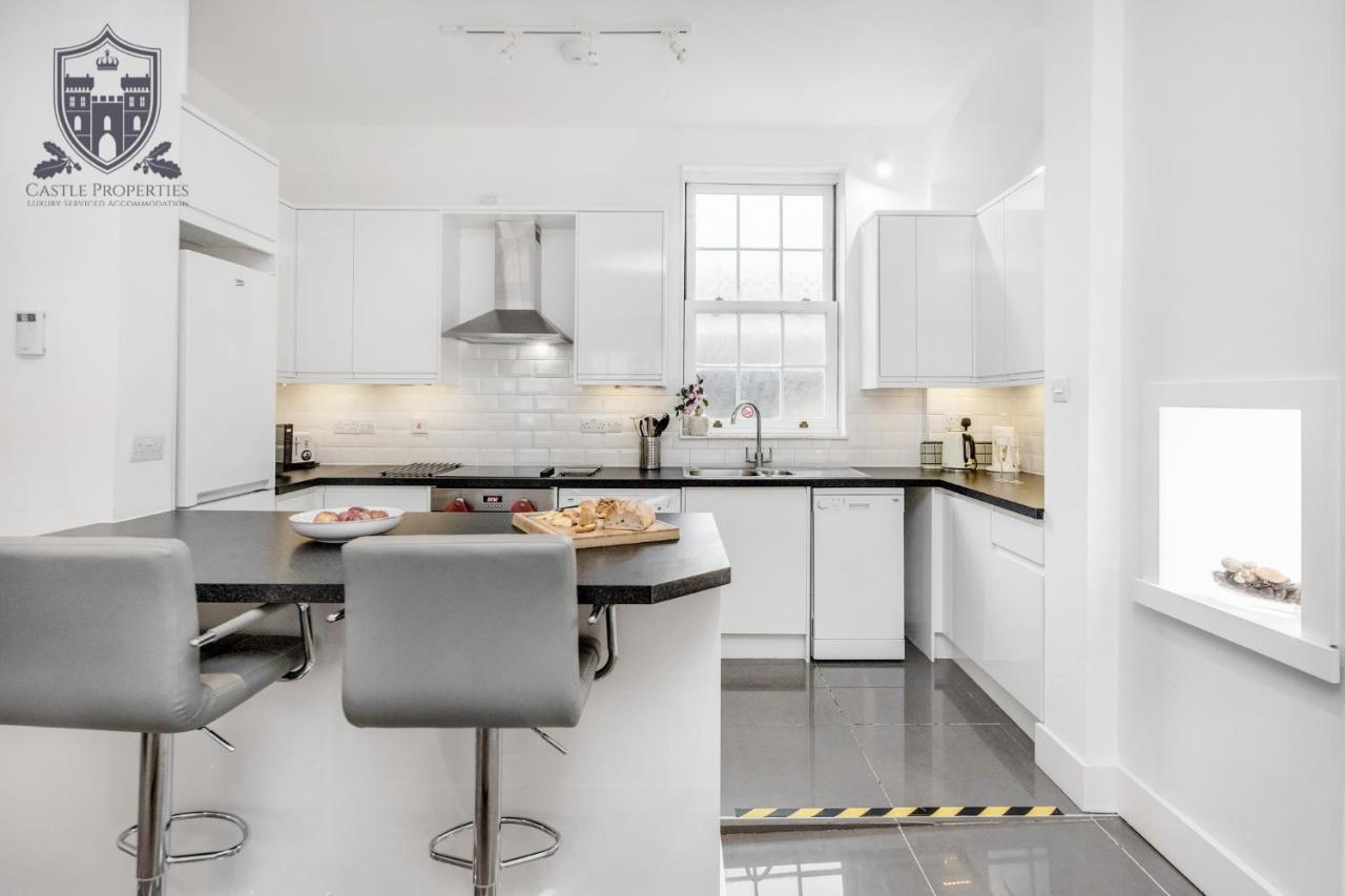 Apartment Castle Properties: The Sovereign 5 Bed Town House Windsor