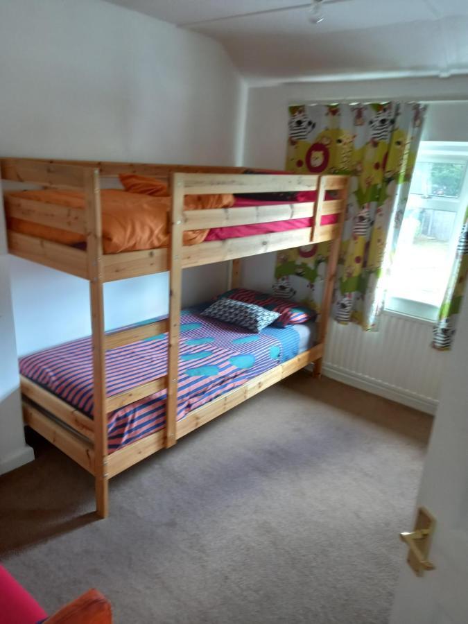 Comfy 3 Bed House Near Castle And Legoland Casa de férias