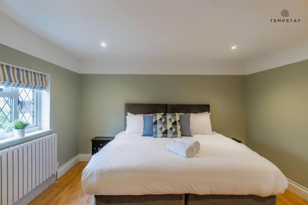 Stylish With Free Parking - 10 Mins To Legoland! * Windsor