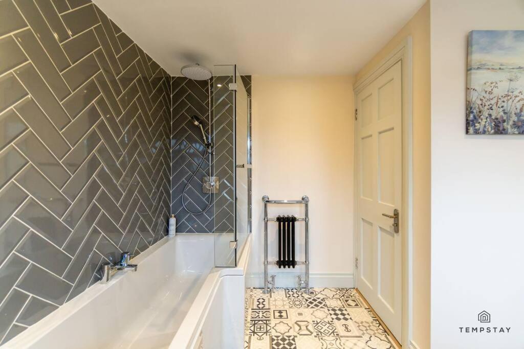 Stylish With Free Parking - 10 Mins To Legoland! *