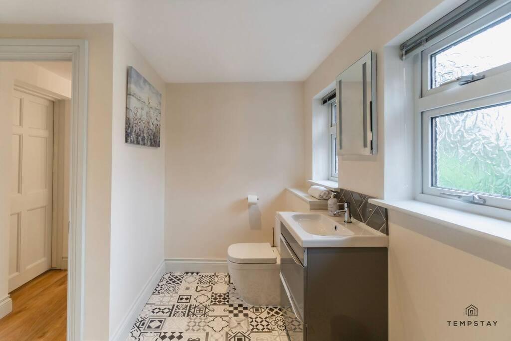 Stylish With Free Parking - 10 Mins To Legoland! * Windsor