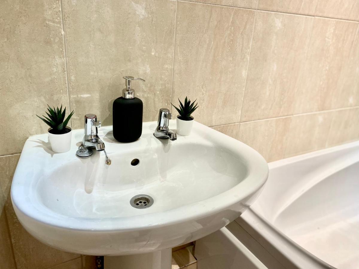 Entire Central With Free Parking! Apartment Windsor