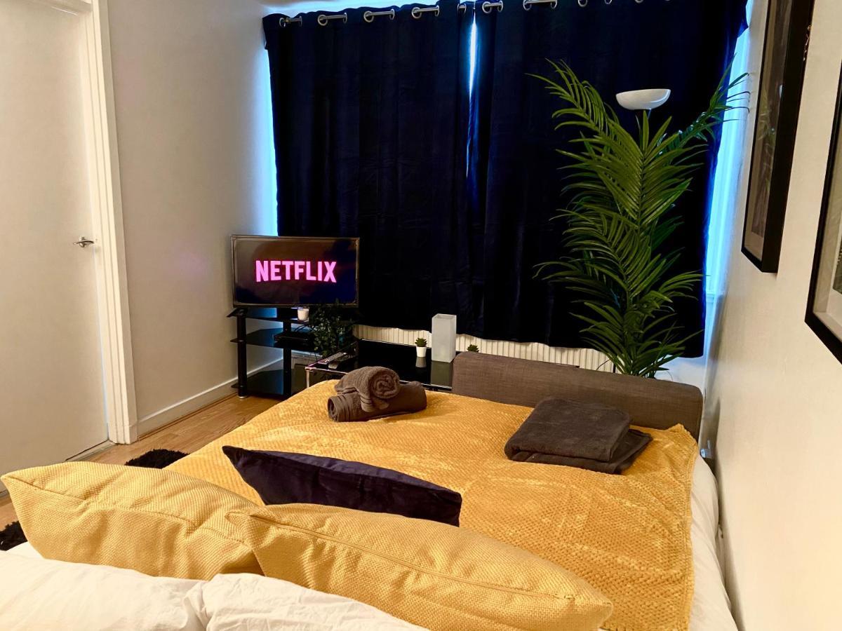 Entire Central With Free Parking! Windsor