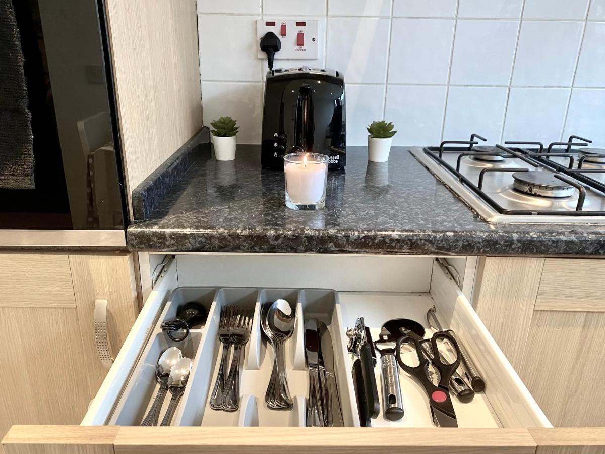 Entire Central With Free Parking! Apartment Windsor