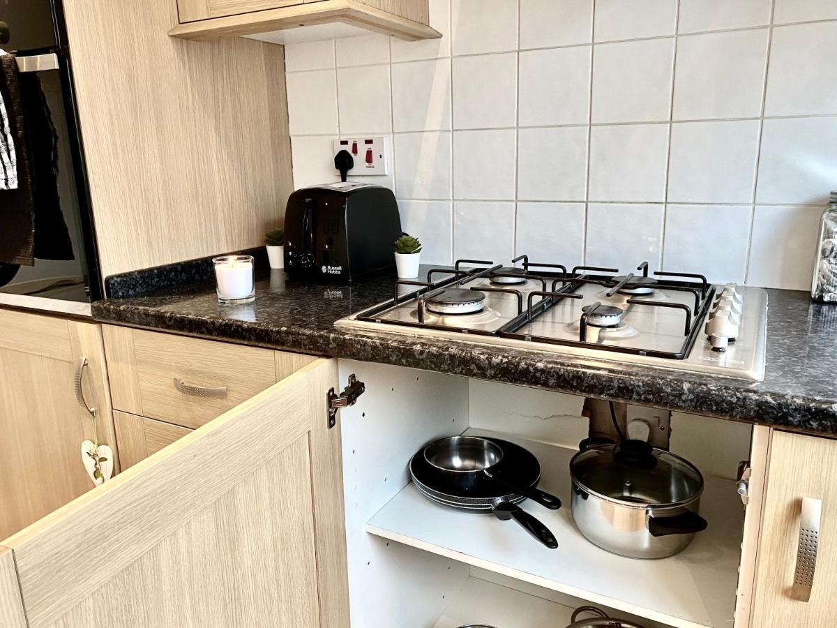 Apartment Entire Central With Free Parking! Windsor