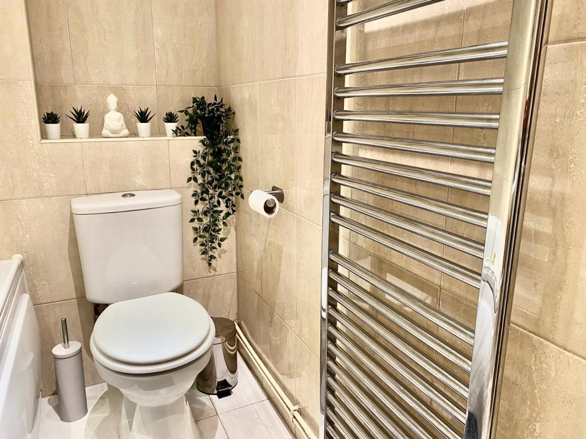 Entire Central With Free Parking! Apartment Windsor