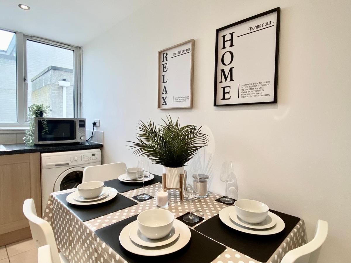 Entire Central With Free Parking! Apartment Windsor