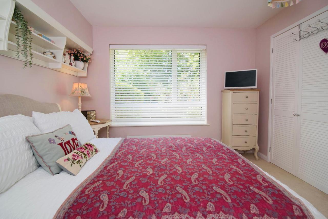 Aston Henry James Stunning One Bedroom In Royal Apartment
