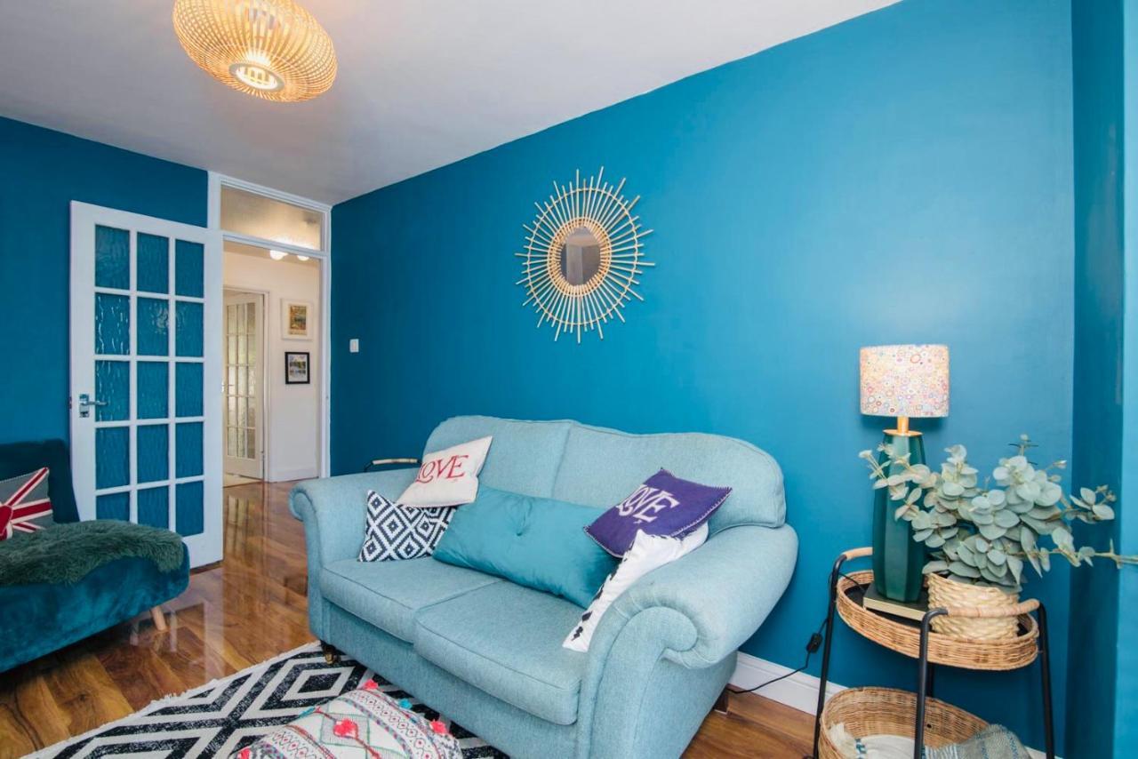 Aston Henry James Stunning One Bedroom In Royal Apartment *