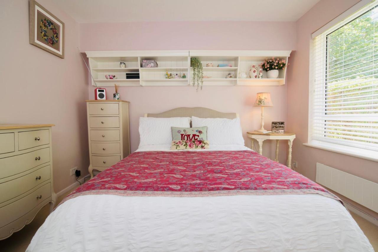 Aston Henry James Stunning One Bedroom In Royal Apartment *