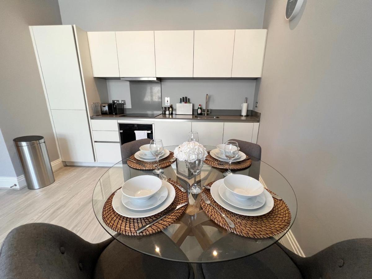 Urban Living's - Castle Luxury Apartment Windsor