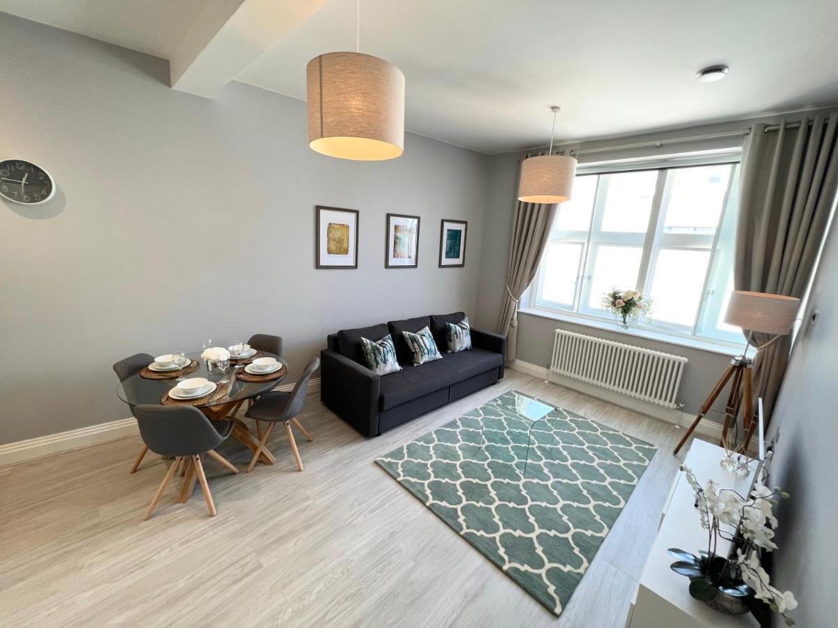Urban Living's - Castle Luxury Apartment Windsor