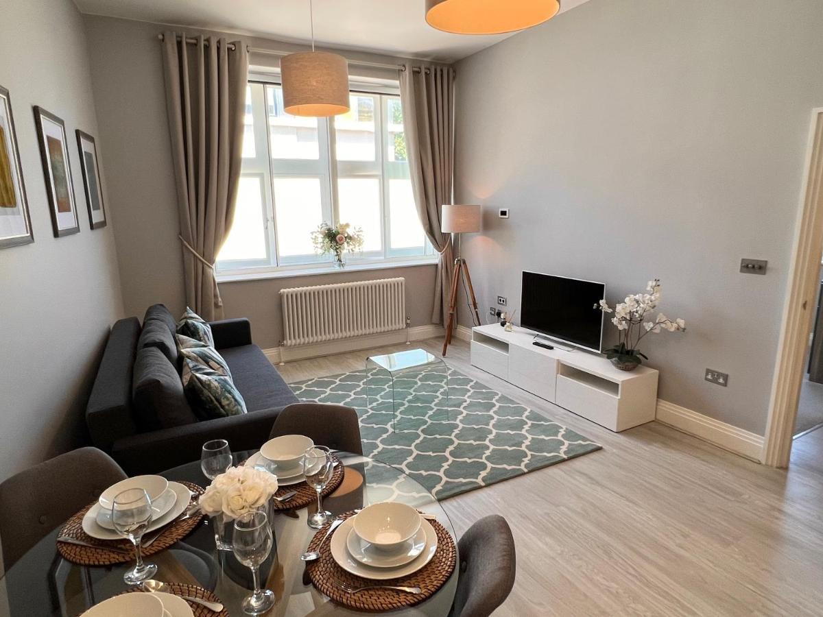 Urban Living's - Castle Luxury Apartment Windsor