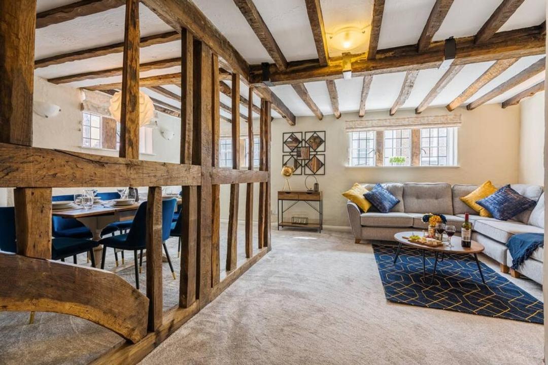 Characteristic 4 Bed In The Heart Of Apartment *