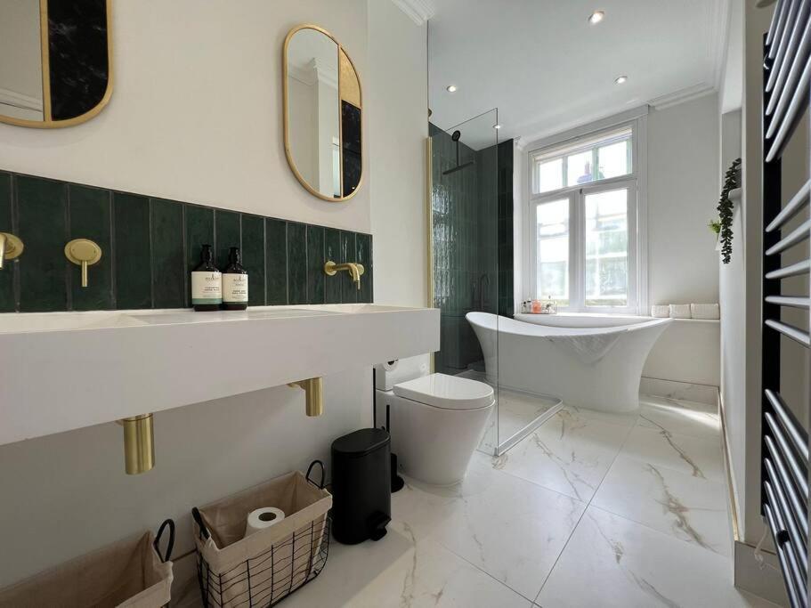 In Style Opposite Castle & Free Parking Apartment Windsor