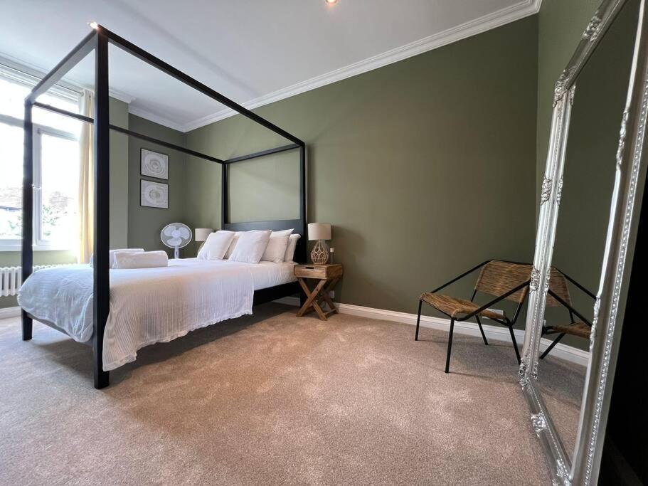 In Style Opposite Castle & Free Parking Windsor