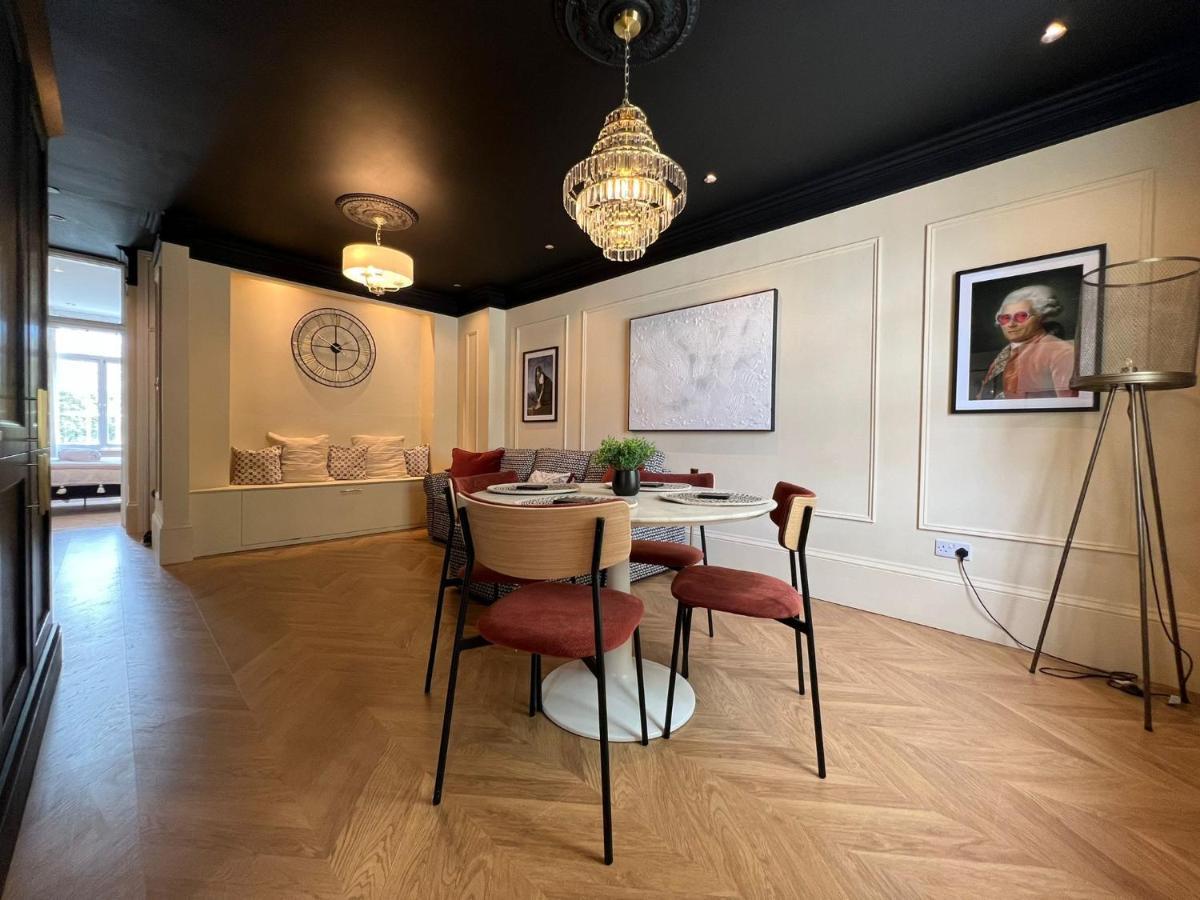 In Style Opposite Castle & Free Parking Apartment *