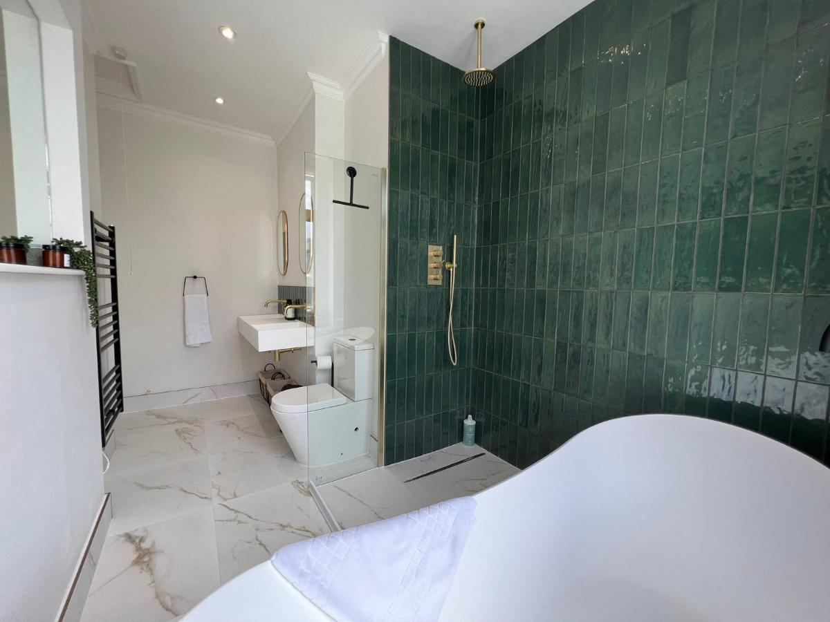 In Style Opposite Castle & Free Parking Apartment *