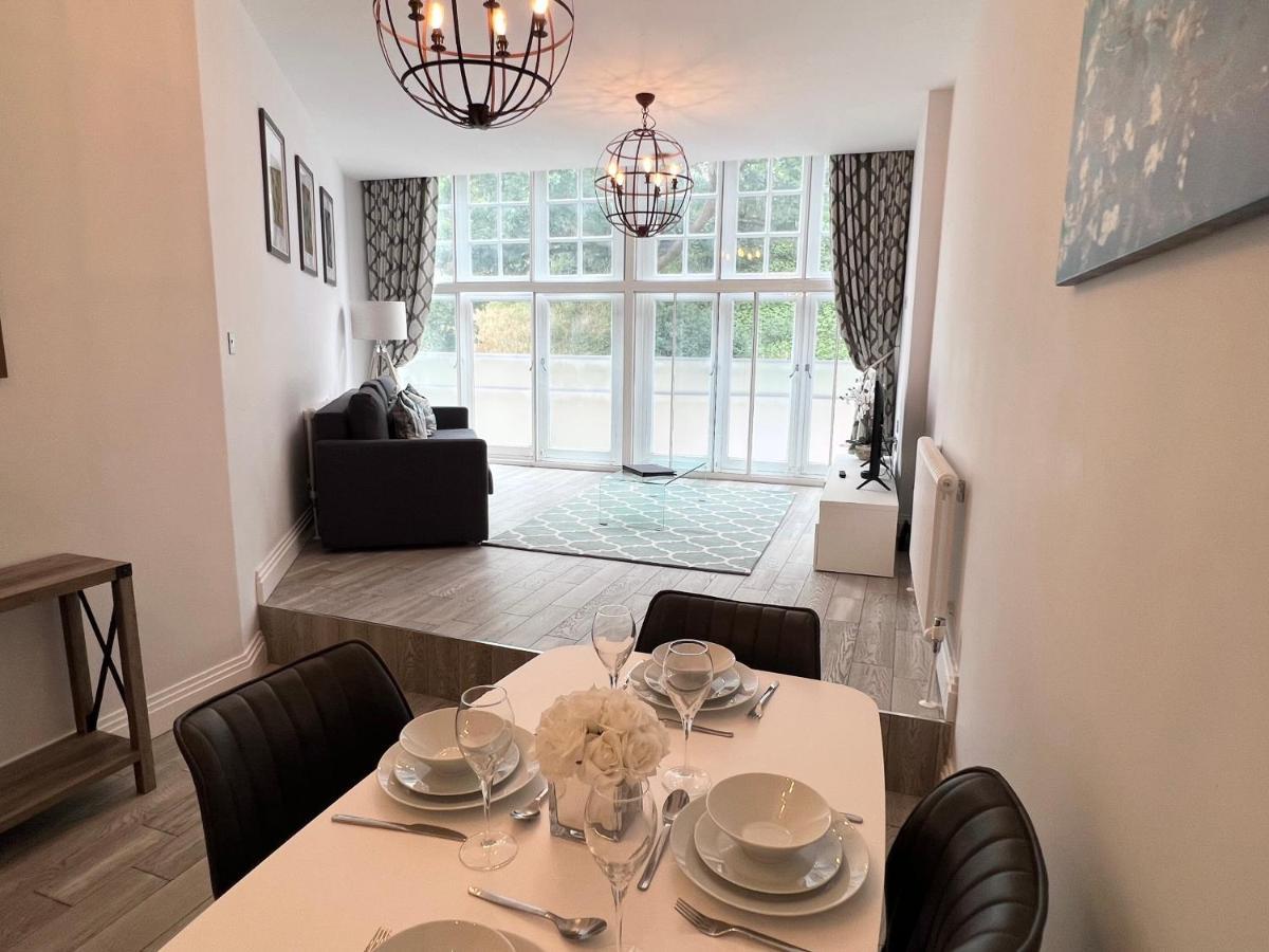 Urban Living's - Castle Luxury Apartment Windsor