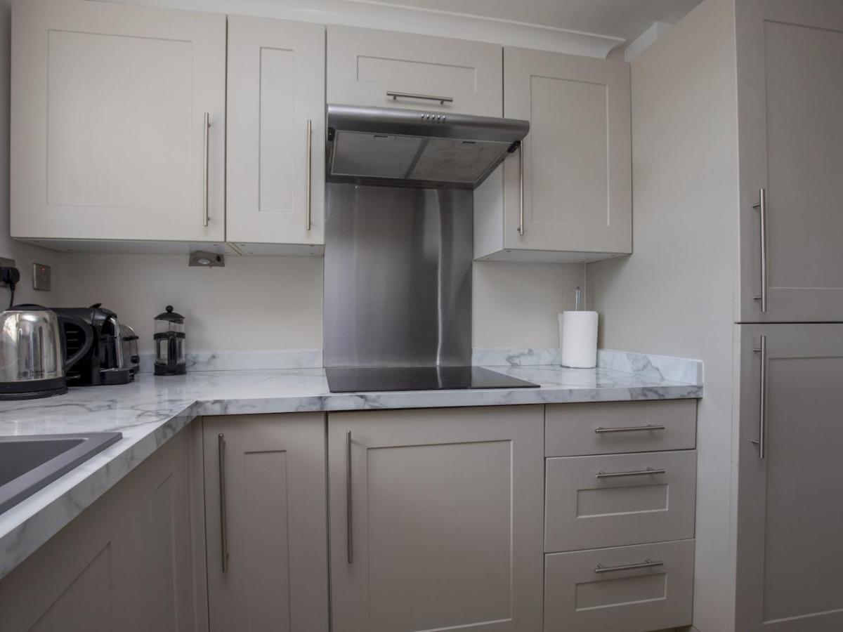 Pass The Keys Stylish 2 Bedroom Flat With Free Parking In Windsor