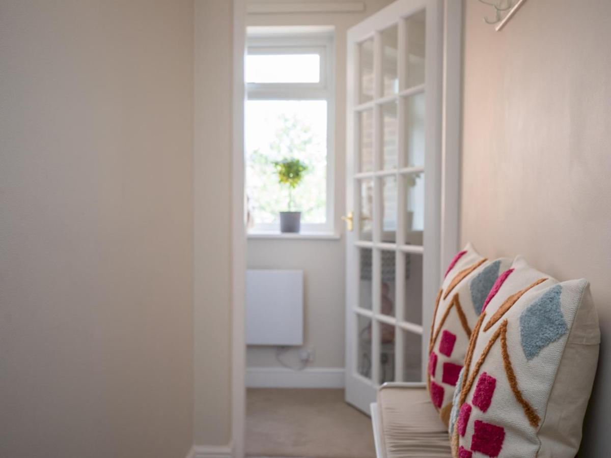 Pass The Keys Stylish 2 Bedroom Flat With Free Parking In