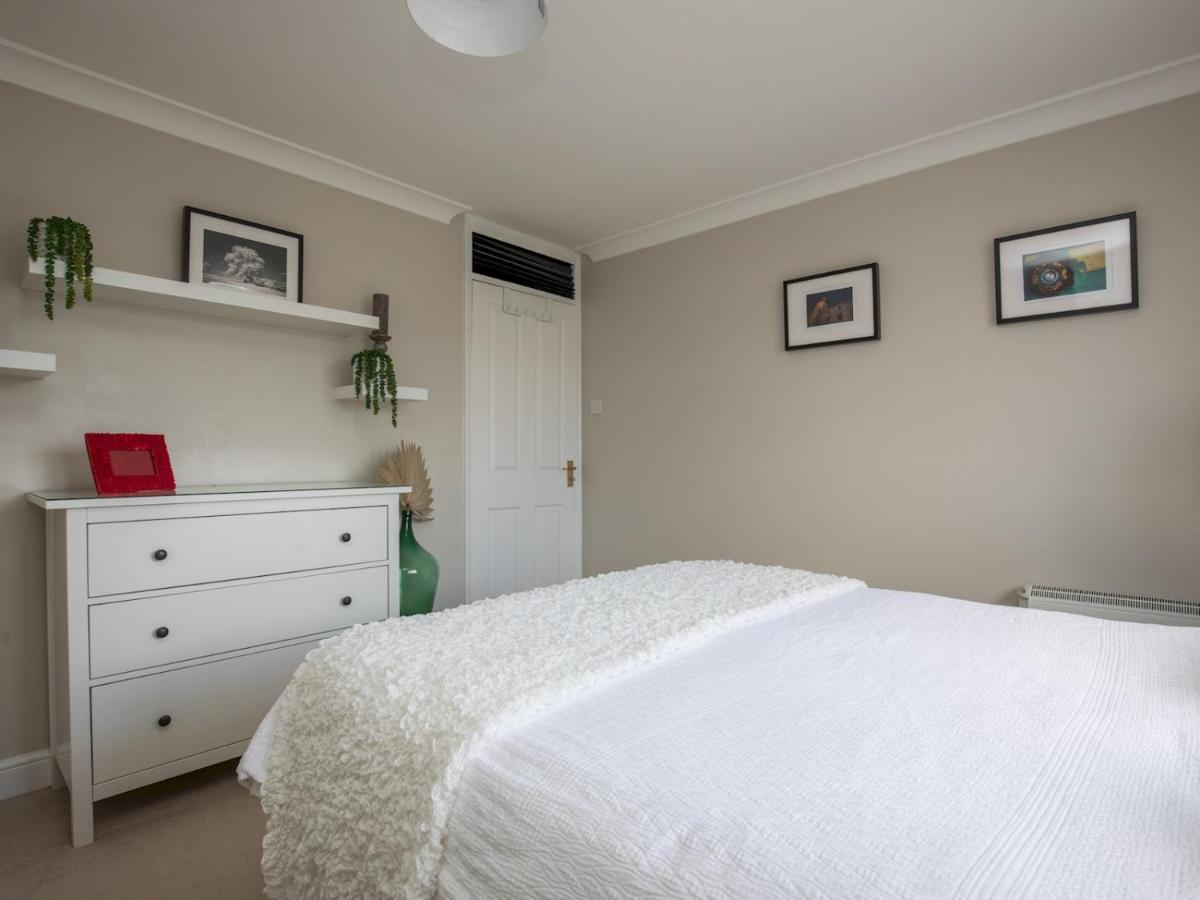 Pass The Keys Stylish 2 Bedroom Flat With Free Parking In *