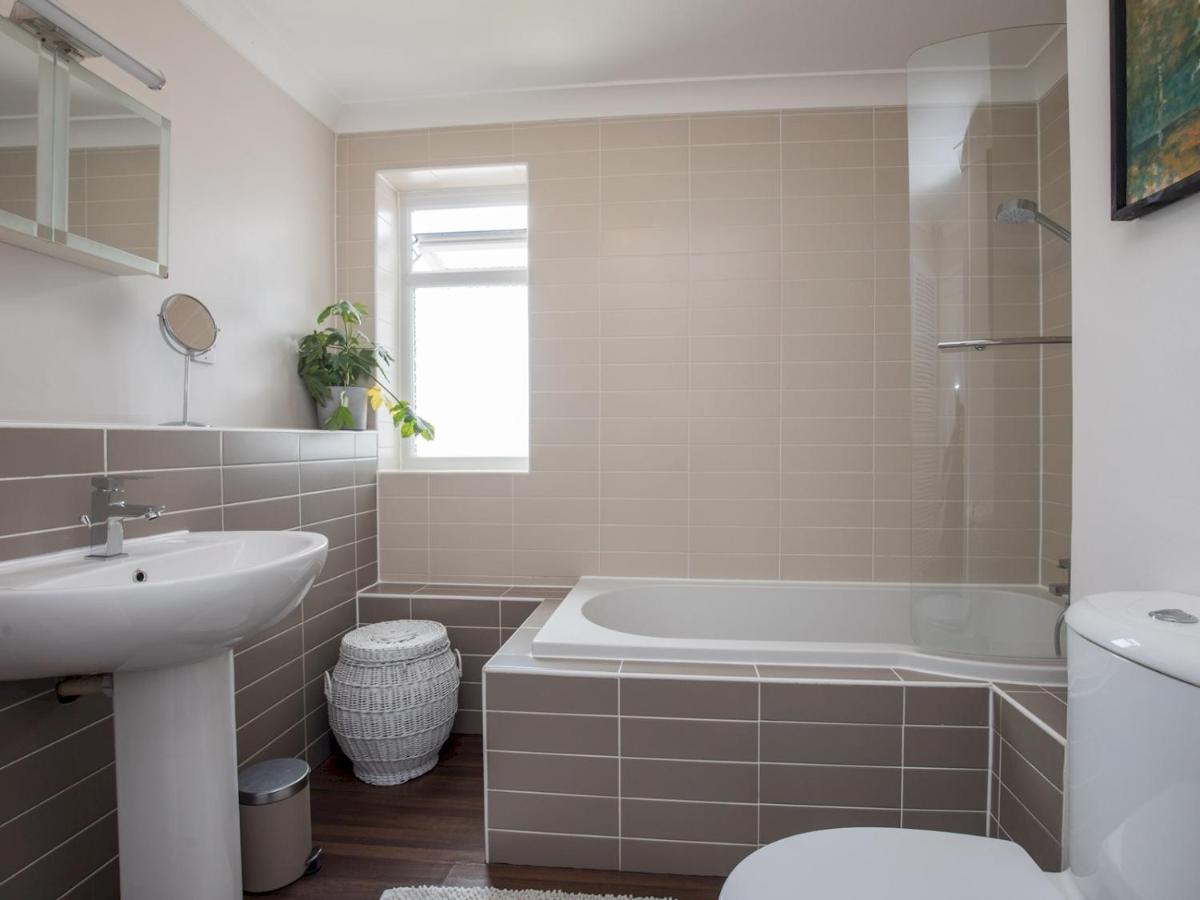 Pass The Keys Stylish 2 Bedroom Flat With Free Parking In * Windsor