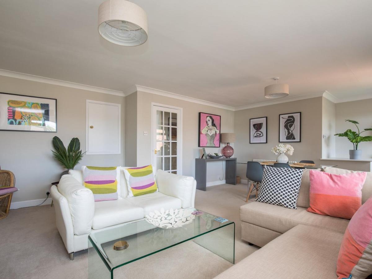 Pass The Keys Stylish 2 Bedroom Flat With Free Parking In *