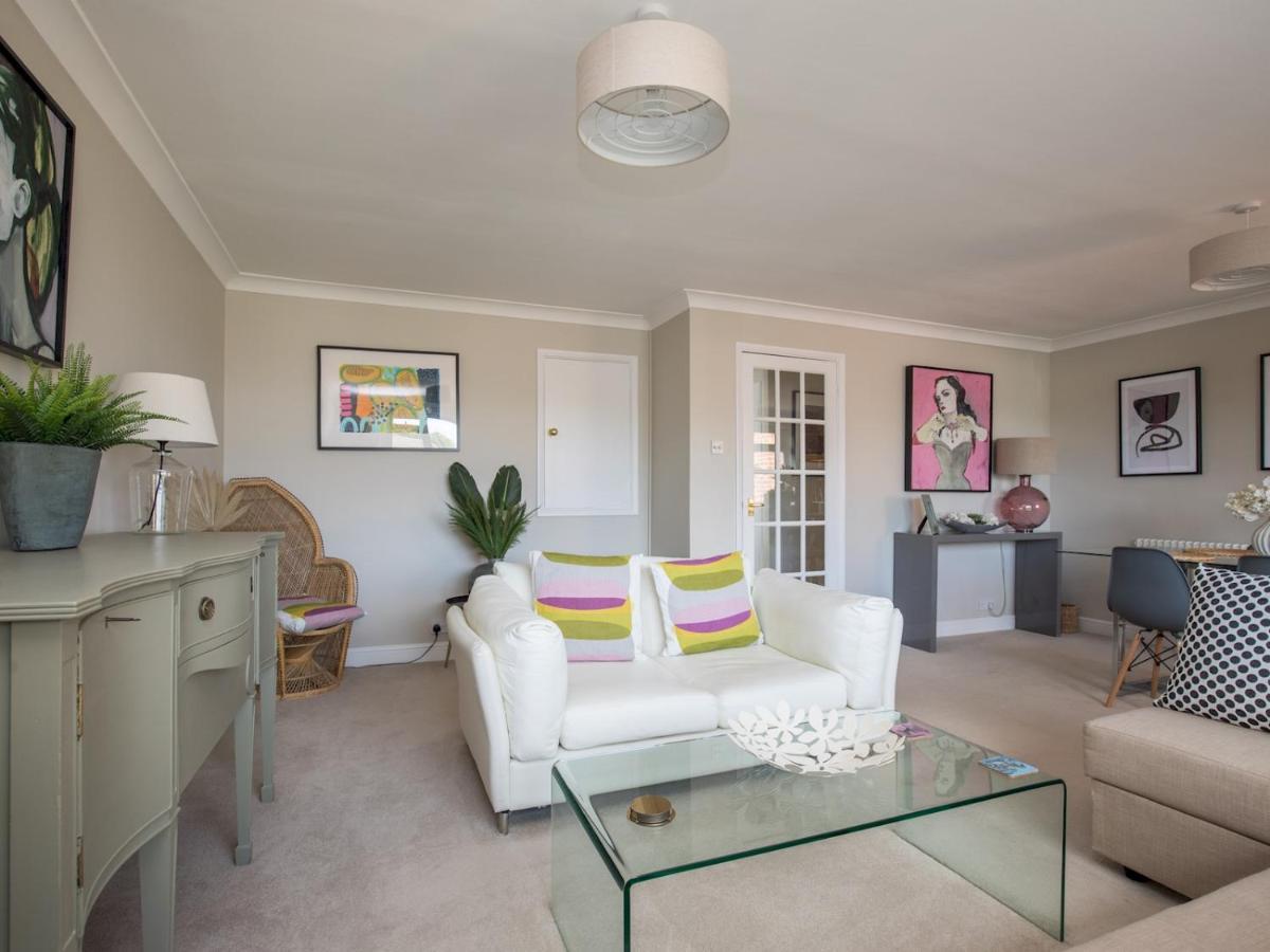 Pass The Keys Stylish 2 Bedroom Flat With Free Parking In Windsor