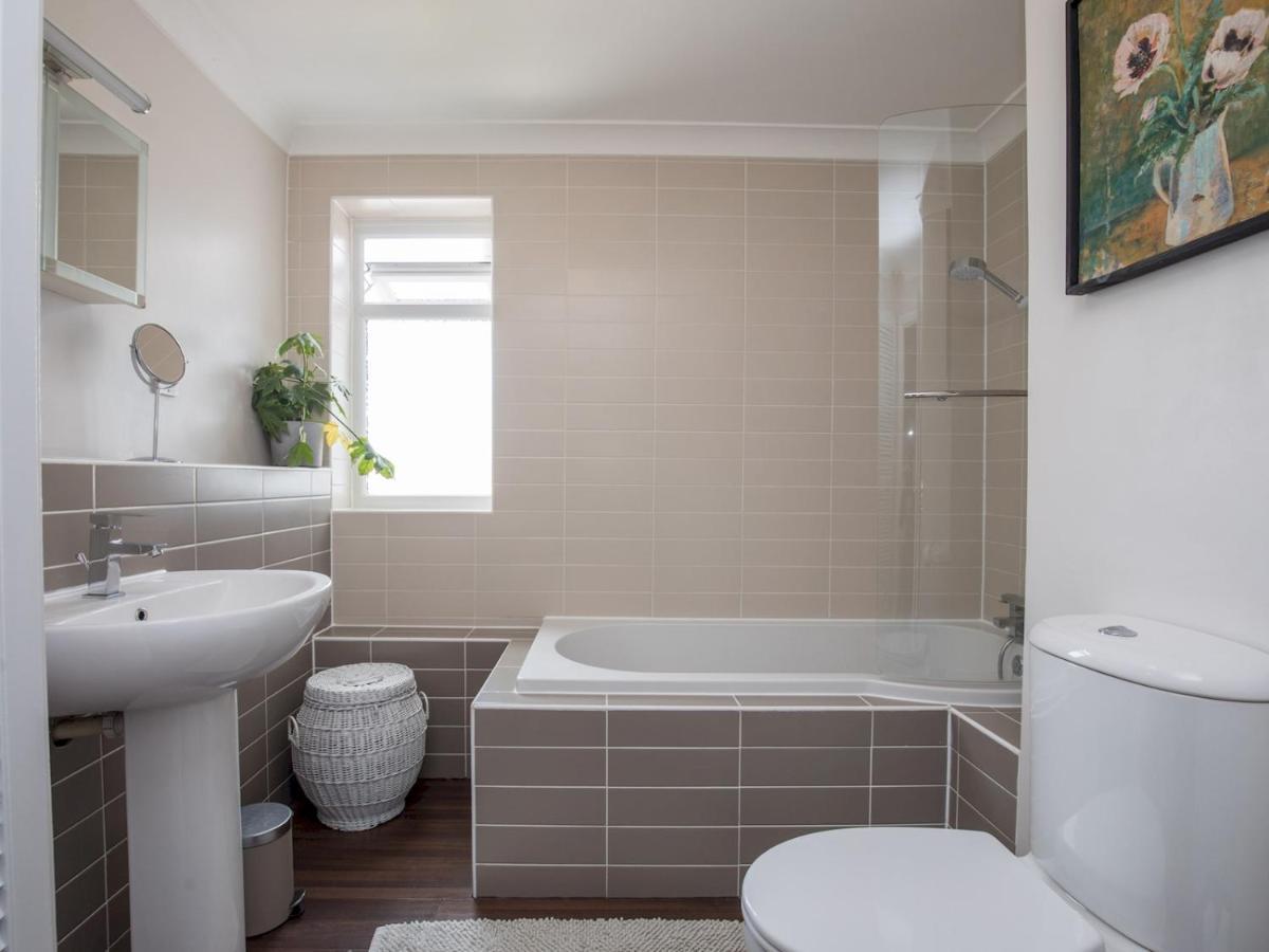Pass The Keys Stylish 2 Bedroom Flat With Free Parking In Apartment *