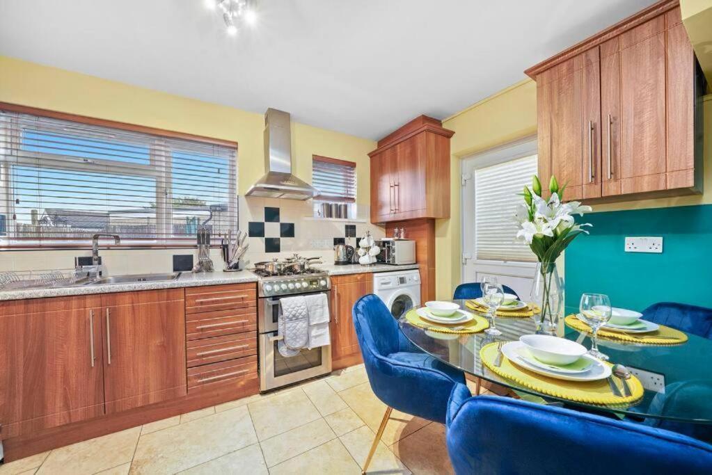 Lovely 3 Bed In - Parking & Garden Apartment Windsor