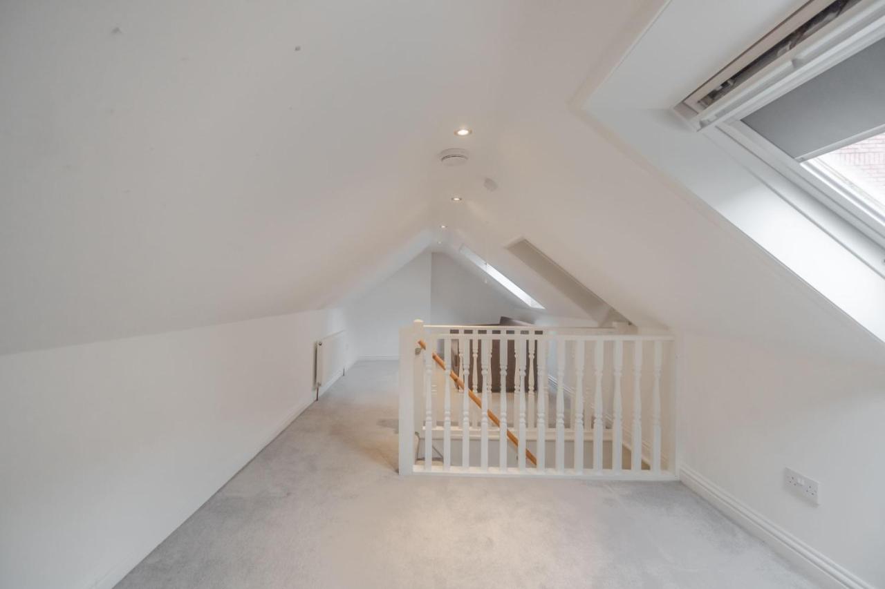 Castle & Shops On Your Doorstep & Parking Apartment *
