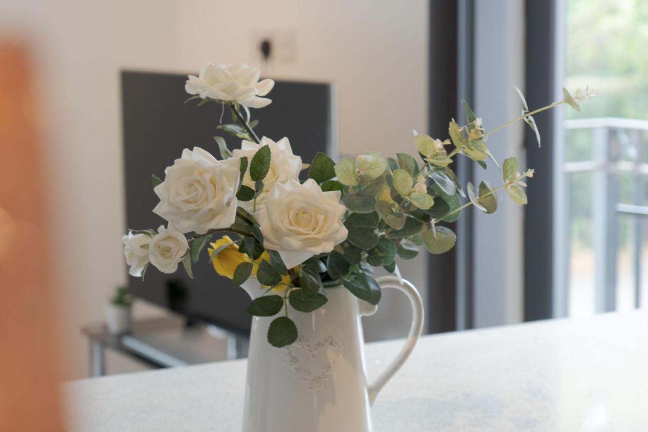 Castle & Shops On Your Doorstep & Parking Apartment *