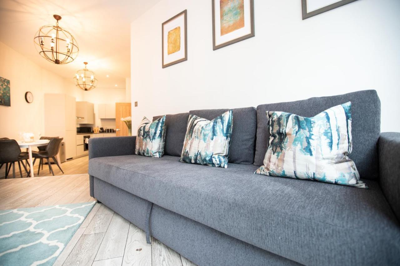Urban Living's - Castle Luxury Apartment