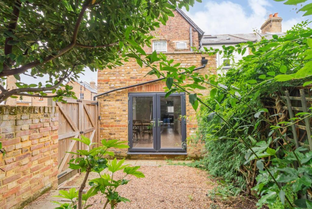 Delightful 2 Bedroom House Central Holiday home *