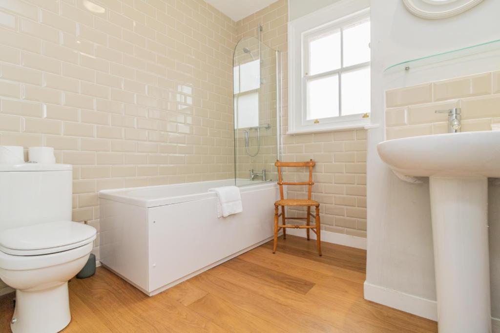 Delightful 2 Bedroom House Central Holiday home Windsor