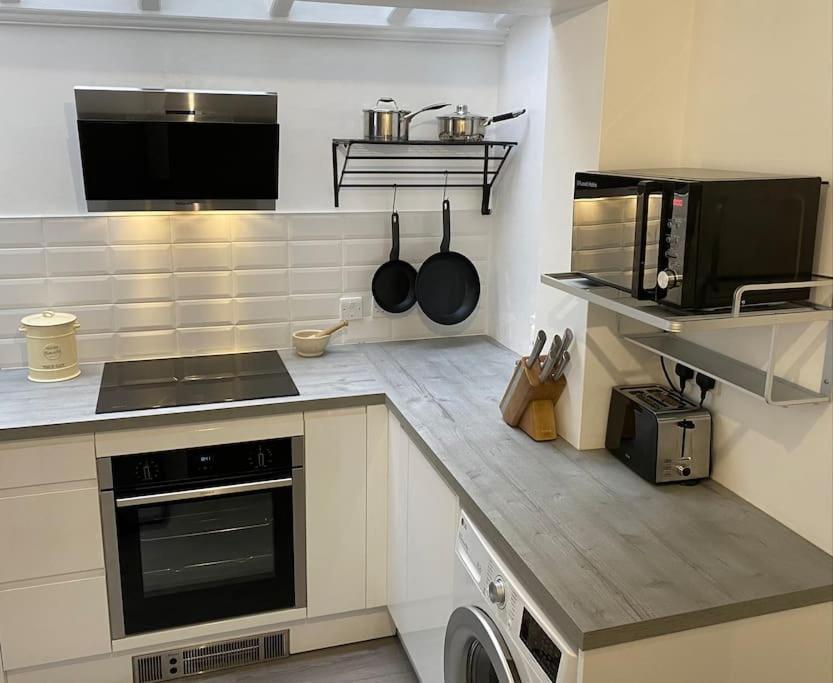 Cottage: Cosy, Charming, Full Of Character * Windsor